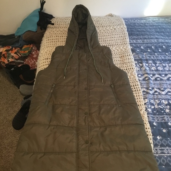 Hooded long quilted puffer vest. - Picture 1 of 9